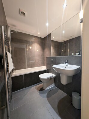 Apartment | Bathroom | Combined shower/tub, deep soaking tub, free toiletries, hair dryer