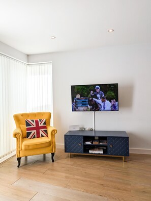 Apartment | Interior - Newquay Escape/10 min to Beach/patio/parking (Newquay)