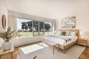 4 bedrooms, iron/ironing board, travel cot, free WiFi - ULTIMATE BEACHFRONT ESCAPE SITUATED OPPOSITE SERENE WATERS OF GEOGRAPHE BAY. (Quindalup)