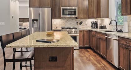 Gorgeous Brand New 4 Bedroom / Ski In - Ski Out Access / Private Hot Tub