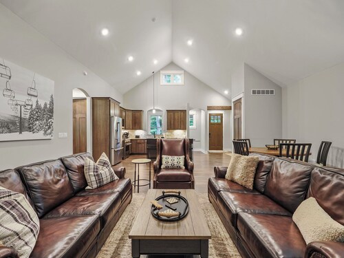 Ski In - Ski Out Access / Private Hot Tub/4 bedroom/Pet Friendly