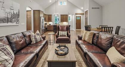 Ski In - Ski Out Access / Private Hot Tub/4 bedroom/Pet Friendly