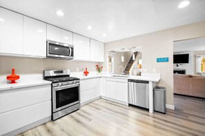 Refrigerador, microondas, horno y parrilla de estufa 