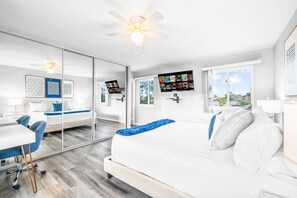 4 室のベッドルーム、デスク、アイロン / アイロン台、旅行用ベビーベッド