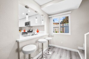 冷蔵庫、電子レンジ、オーブン、コンロ