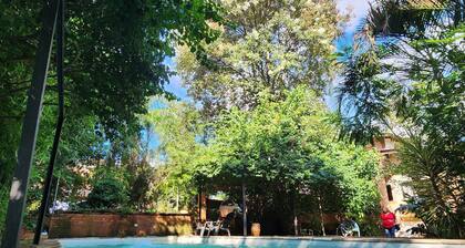 Oasis en la ciudad, en un esplendoroso verde, relax total para la familia