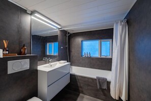 Superior Apartment | Bathroom - Day Dream Apartments Brekkugata (Akureyri)