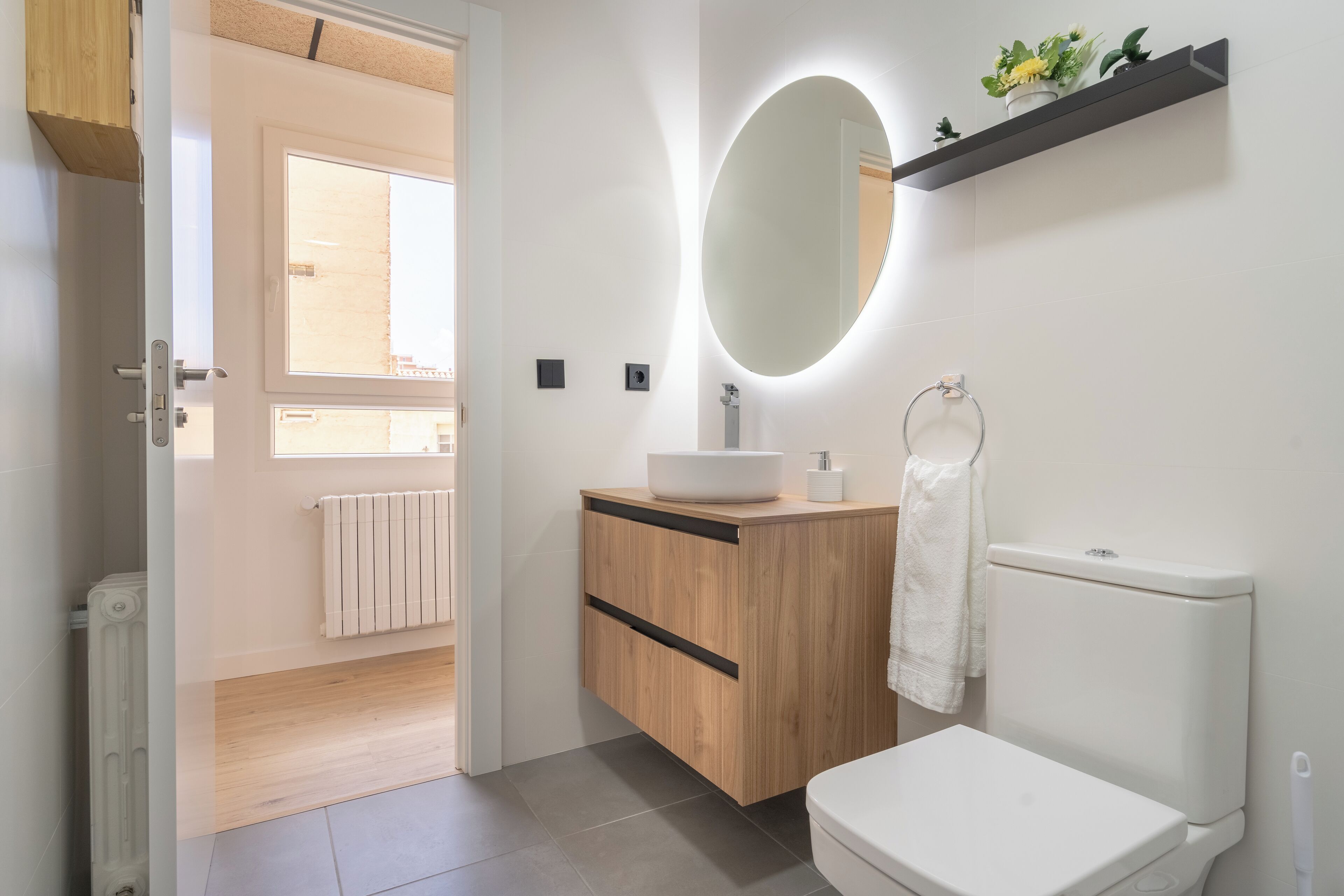 Een douche, een haardroger, handdoeken, zeep