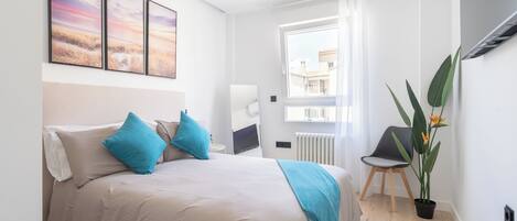 2 chambres, bureau, fer et planche à repasser, lit parapluie