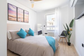 2 soverom, skrivebord, strykejern/-brett og reiseseng for barn