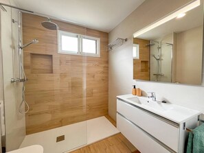 Dusj, hårføner, bidé og håndklær