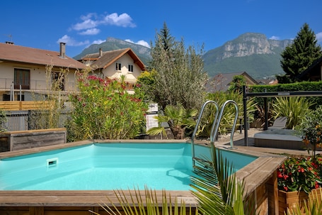 Piscine. Maison d'hôtes 'La Suite Des Sommets' avec piscine partagée, terrasse partagée et climatisation
