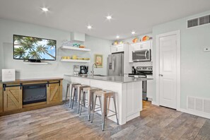 Réfrigérateur, four à micro-ondes, un four, surface de cuisson