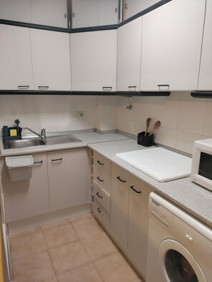 Kylskåp, mikrovågsugn, ugn och spishäll