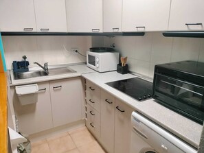 Kylskåp, mikrovågsugn, ugn och spishäll