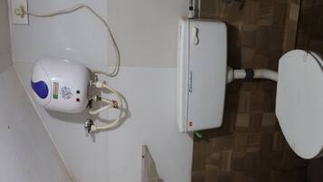 Quadruple Room | Bathroom | Shower, rainfall showerhead, free toiletries, soap