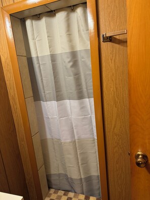 Dusche, Haartrockner, Handtücher, Toilettenpapier