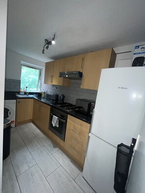 Apartment | Private kitchen | Fridge, microwave, oven, stovetop - Cosy London Apartment - Perfect for City Getaway (Thornton Heath)