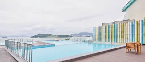 3 ulkouima-allasta avoinna 10.00–22.00, ilmaisia cabañoita