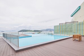 3 piscinas al aire libre, camas de piscina gratis, sombrillas