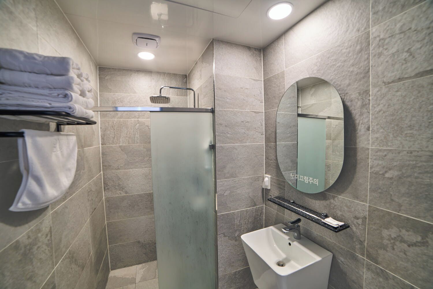 HEMIRION POOL VILLA_EXECUTIVE | Baño | Ducha, artículos de higiene personal de diseño y secador de pelo