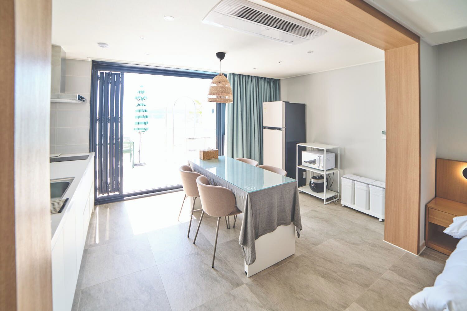 HEMIRION POOL VILLA DELUXE FAMILY (20 PYEONG) | Private kitchen | Full-size fridge, microwave, stovetop, rice cooker