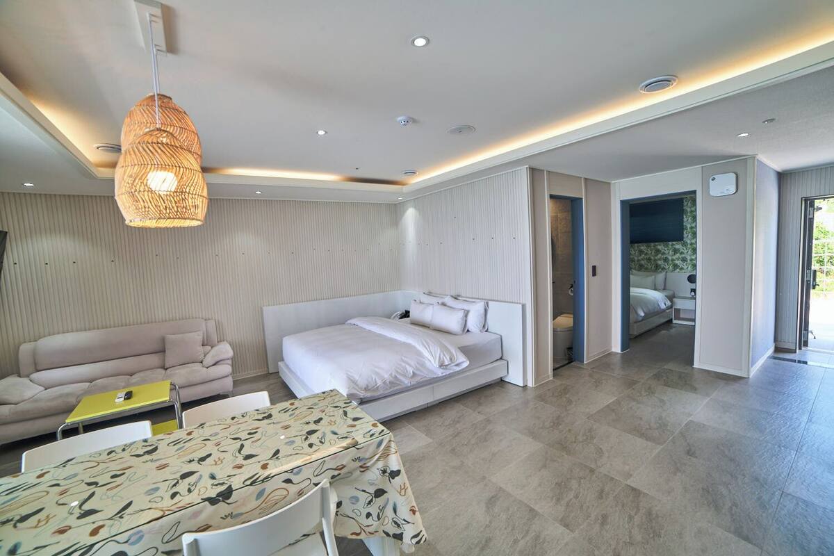 HEMIRION POOL VILLA_EXECUTIVE | Khu phòng khách | Smart TV, Netflix, các kênh phim phải trả tiền, dịch vụ stream 