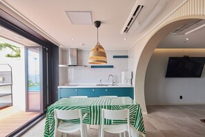 ファミリー ダブルルーム シービュー | 専用キッチン | 大型冷蔵庫、電子レンジ、コンロ、炊飯器