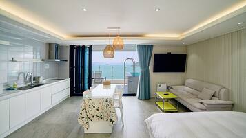 HEMIRION POOL VILLA_EXECUTIVE | Private kitchen | Full-size fridge, microwave, stovetop, rice cooker