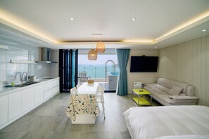 HEMIRION POOL VILLA_EXECUTIVE | Cozinha privada | Geladeira grande, micro-ondas, cooktop, panela elétrica de arroz