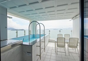 HEMIRION POOL VILLA_EXECUTIVE | 高級寝具、羽毛の掛け布団、ピロートップベッド、WiFi (無料)