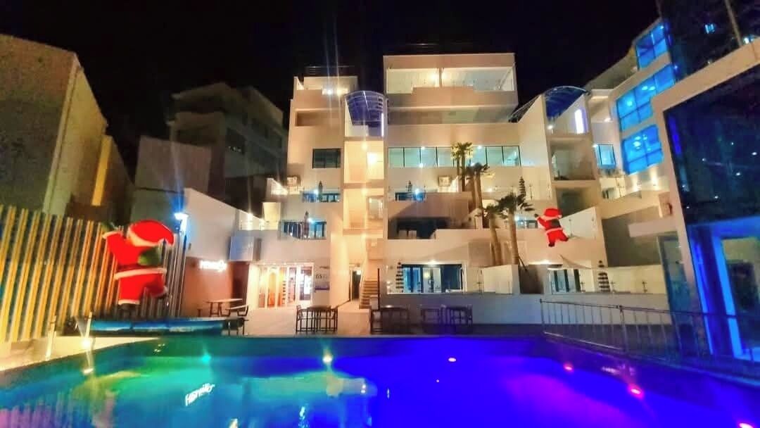 3 ulkouima-allasta avoinna 10.00–22.00, ilmaisia cabañoita