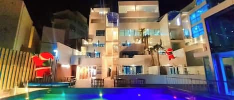 3 outdoor pools, open 10:00 AM to 10:00 PM, free cabanas, pool umbrellas