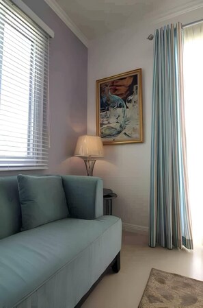 TV - 1-bed Smart Access Condo Near Bob Marley Museum (Kingston)