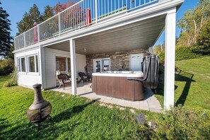 Terrace/patio - SPA - Lake - Foosball Table | Chalet le Relaxarium (Lac-Etchemin)