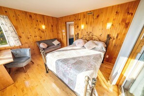 2 bedrooms, WiFi, bed sheets - SPA - Lake - Foosball Table | Chalet le Relaxarium (Lac-Etchemin)