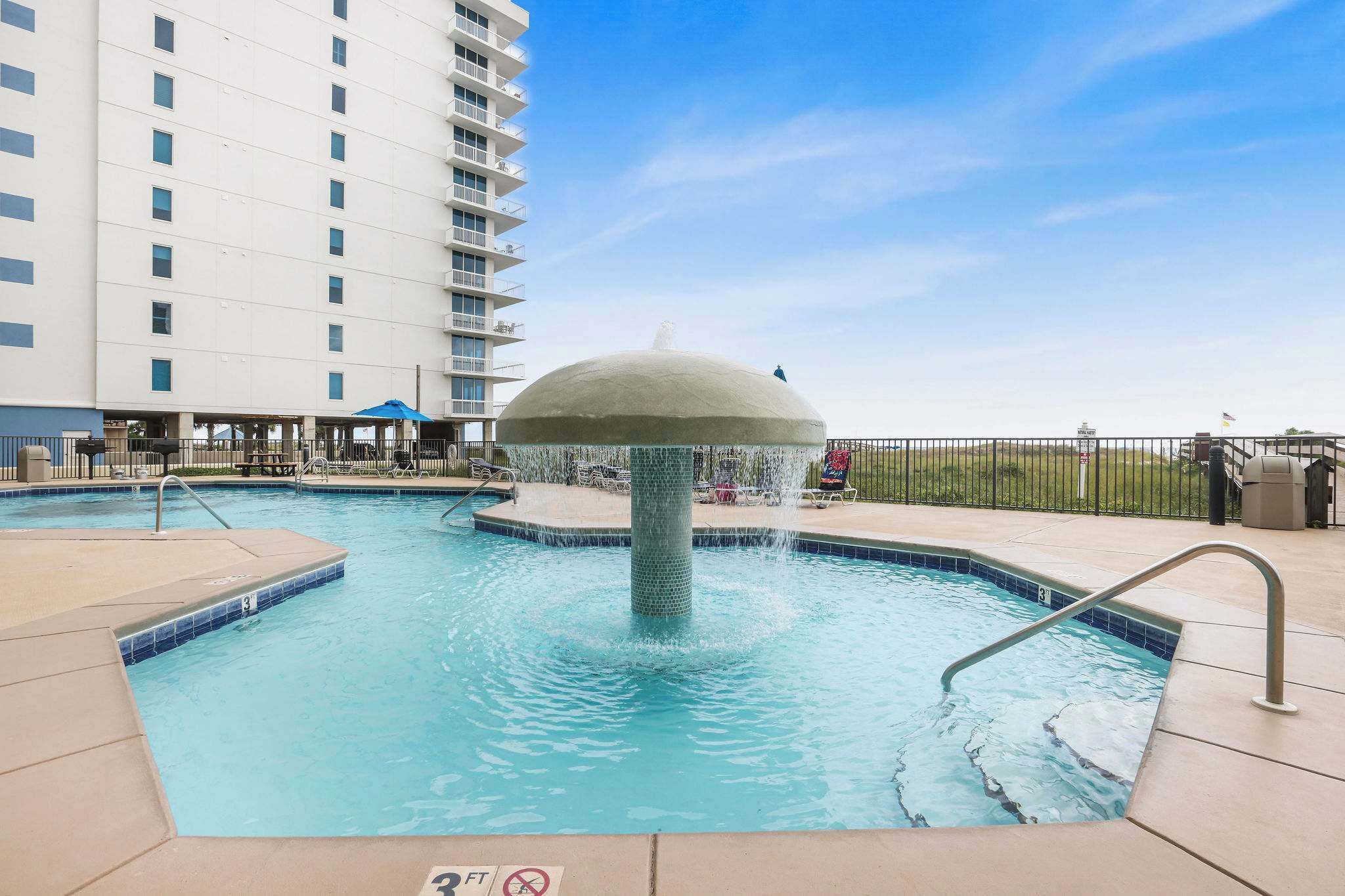 Inomhuspool och utomhuspool