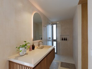 Dusche, Haartrockner, Handtücher