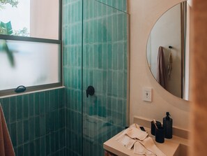 淋浴设施、吹风机、毛巾