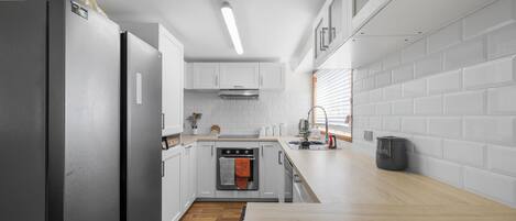 Frigorifero, microonde, forno, piano cottura