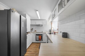 冰箱、微波炉、烤箱、炉灶