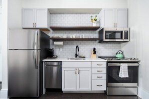 Fridge, microwave, oven, stovetop - Queen Studio Lofted Twin, Hancock House Louisville (Louisville)