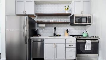 Kjøleskap, mikrobølgeovn, ovn og kokeplater