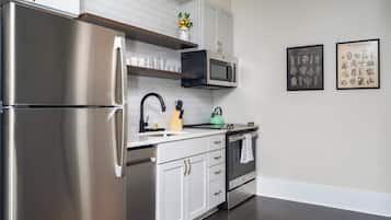 Een koelkast, een magnetron, een oven, een kookplaat