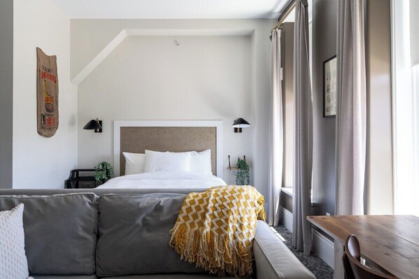 1 bedroom, desk, iron/ironing board, WiFi