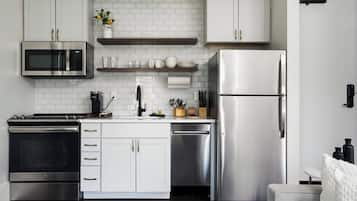 Kjøleskap, mikrobølgeovn, ovn og kokeplater