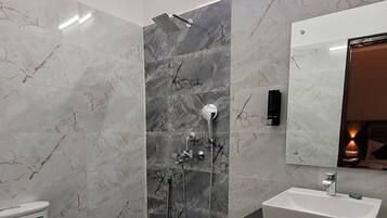 Deluxe Double Room, Balcony | Bathroom | Shower, free toiletries, hair dryer, soap