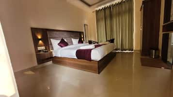 Deluxe Double Room, Balcony | Laptop workspace, iron/ironing board, free WiFi