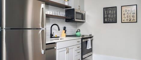 Réfrigérateur, micro-ondes, four, plaque de cuisson