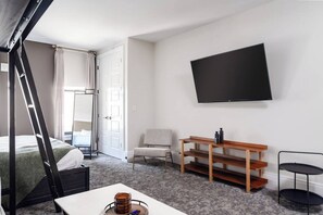 1 dormitori, escriptori, planxa i posts de planxar i wifi 